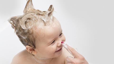 Lavar el pelo al bebé